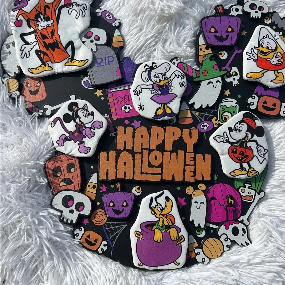 Disney Parks 2022 Mickey Mouse and Friends ''Happy Halloween” Door Wreath NEW
